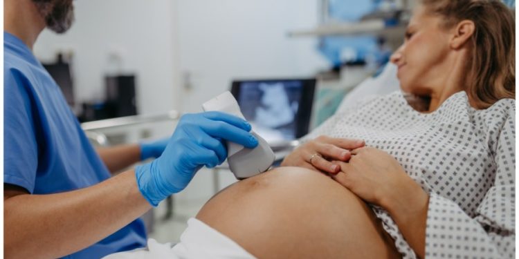 Maternal death rates fall as disparities widen: CDC
